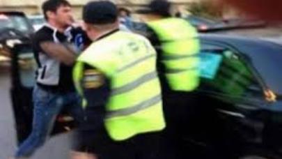 Yol polisi sürücünü qovarkən piyadanı vurdu, özü isə döyüldü - VİDEO